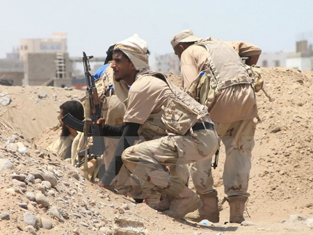 Lực lượng trung thành với Tổng thống Abedrabbo Mansour Hadi gác tại khu vực ngoại ô Aden của Yemen.